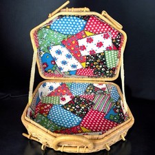 Valise vintage bombée en osier rotin avec tissu ancien intérieur rétro