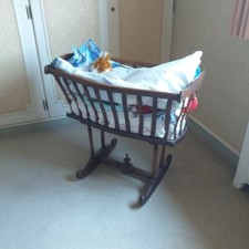 Ancien berceau en bois sur