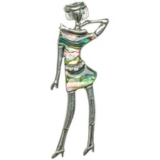 Broche dame en robe avec nacre