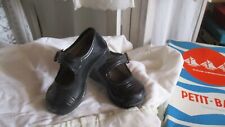 Petites chaussures anciennes pour tout-petits français, poupées en peluche. Brevet noir 