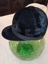 ancien accessoire de théâtre chasse a coure Casquette bombe en velours équestre