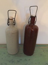 Lot de deux bouteilles en