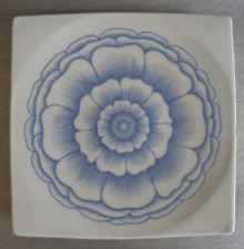 Plat carré en porcelaine de Virebent à décor floral signature créateur Vintage