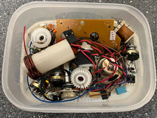 Lot de pièces électroniques anciennes assorties - résistances, condensateurs,...