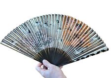 Ancien Éventail Asiatique en Bambou Laqué Noir et Papier Peint de Grues en Vol 