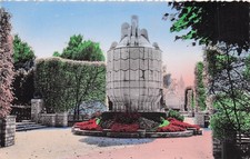 18 BOURGES JARDIN DES PRES FICHAUX UNE VASQUE