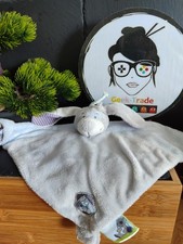 Doudou plat chien noukie's Arthur Merlin gris bleu blanc carré cocard Lapin 3325