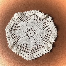 NAPPERON ROND VINTAGE BRODÉ MAIN CENTRE DE TABLE EN CROCHET
