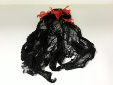 ancienne mantille espagnole dans son emballage brodée perles (voile troué)