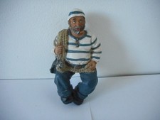 SUPERBE STATUETTE D'UN MARIN PECHEUR FUMANT LA PIPE