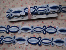 360 cm de galon broderie ancienne  style guipure larg 3,6 cm bleu