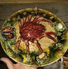 Assiette en barbotine ancienne décor de crabe et coquillages – faïence émaillée