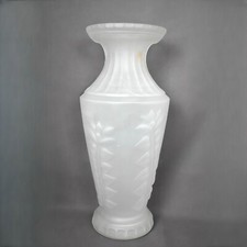 Vase en verre moulé dépoli