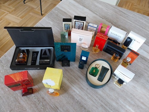 Lot miniatures de - de, parfum