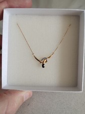 Collier en or 9 carats (375/1000) serti d'un joli saphir