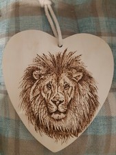 Plaque coeur en bois pyrographie lion 