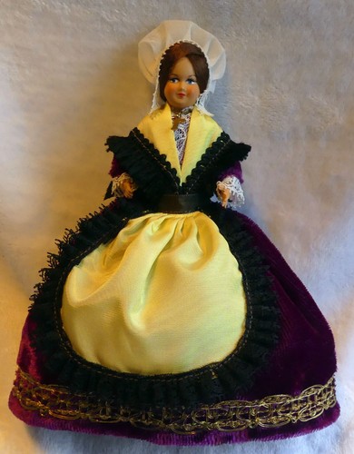 Poupée costume folklorique