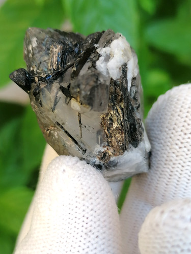 Tourmaline noire sur quartz
