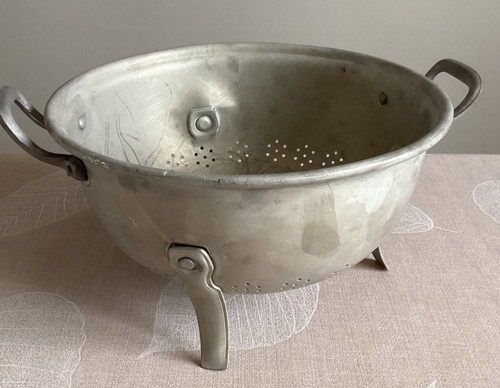 Ancienne passoire sur pieds - , en