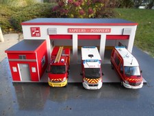 DIORAMA  1/43 -CASERNE DE POMPIERS  ( NOREV - ODEON - ELIGOR -ALERTE -HACHETTE )