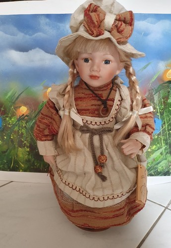 Poupée porcelaine sur - , socle