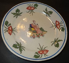  Faïence Assiette 18éme Polychrome Femme Assise dans fauteuil enfant Est? Nord?