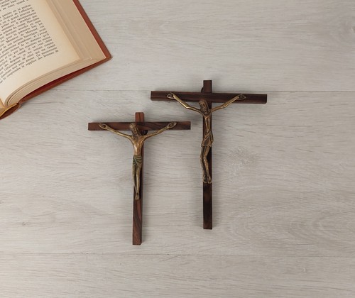 Anciens crucifix primitifs