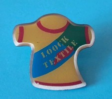 PINS PIN'S LOOCK TEXTILE VINTAGE COLLECTION VETEMENT LOGO Avec Son Attache 