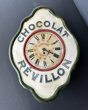 CHOCOLAT REVILLON: Ancienne Pendule Horloge publicitaire en tôle estampée