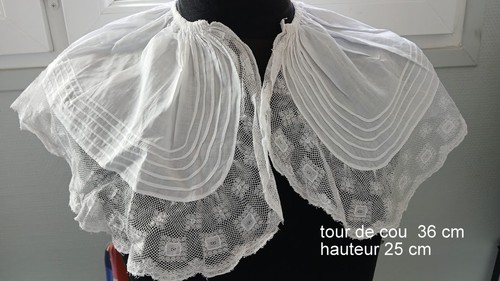 Vêtement ancien col dentelle