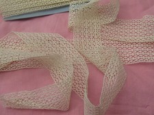 630 cm de  dentelle ancienne aux fuseaux  largueur 4 cm   coton écru