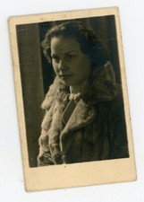 PHOTO photographie, une jeune femme manteau de fourrure pose