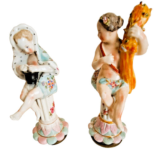 Paire figurines sur - de,