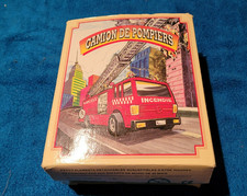 VINTAGE  CAMION DE POMPIER AVEC FIL ET TELECOMMANDE AVEC QUELQUES SUJETS
