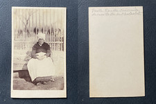 Cuisinière en costume régional avec coiffe et tablier, circa 1880 CDV vintage al