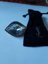 Broche Pin's Yves Saint