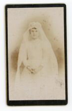 PHOTO CDV, une communiante en robe les mains jointes