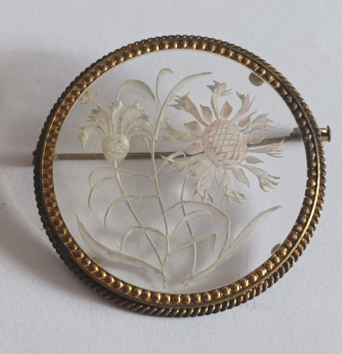 Broche ancienne lucite ou - en,