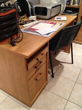 bureau en bois un tiroir dossiers suspendus un tiroir rangement accessoires