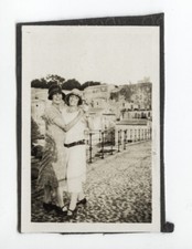 G1281 2 femmes dansant dans la rue. France 1920. Photo argentique