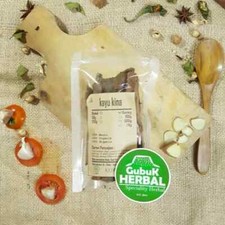 Herbes biologiques naturelles séchées au bois Kina épices fraîches pures hygi...