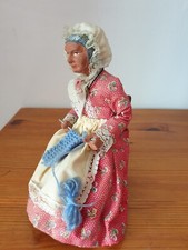 Poupée santon en terre cuite tricoteuse assise sur chaise 20 cm