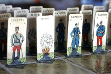 GROS LOT DE  65  SOLDATS WW1 GEURRE 14-18 FRANCE FIGURINES CARTON SUR PIED METAL