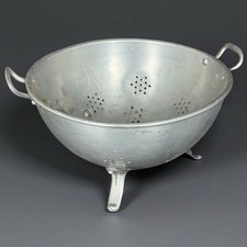 Ancienne passoire aluminium – Poignées vintage cuisine rétro ustensile déco