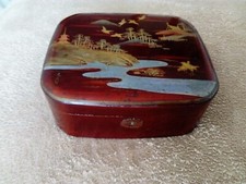 coffret ancien / boîte à bijoux en bois laqué à décor  de paysage.Japon ,Chine ?