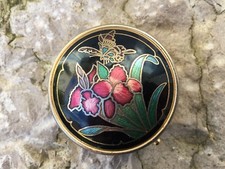 PETITE BOITE RONDE NOIRE LAQUÉ MÉTAL DORÉ DÉCOR FLEURS IMITATION ÉMAUX  PANIER 