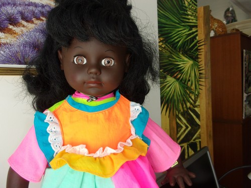 Poupée souple noire aux - ,