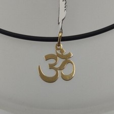 Pendentif Or 18K 750 Mls. Symbole Mantra OM. Avec Caoutchouc Noir