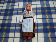 ancienne poupée en paille et