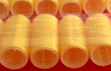 12 Gros Bigoudis jaunes sous blister - Rouleaux auto-agrippants - 6,5 cmX3,5 cm